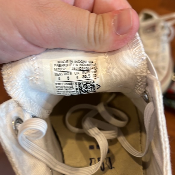 White converse - Picture 2 of 3